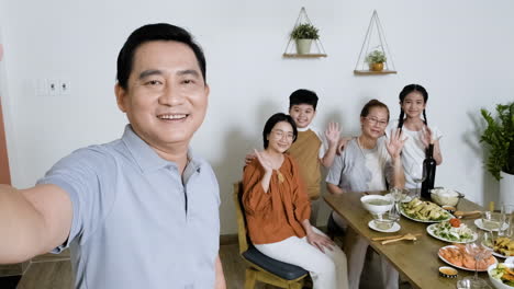 점심을 먹고 있는 아시아 가족.