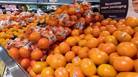 verschiedene früchte, die in einem supermarkt in melbourne ausgestellt sind