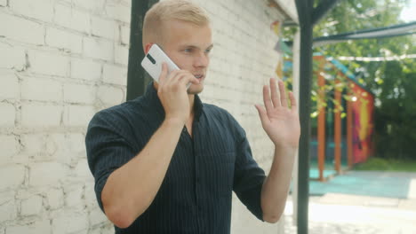 hombre hablando por telefono al aire libre
