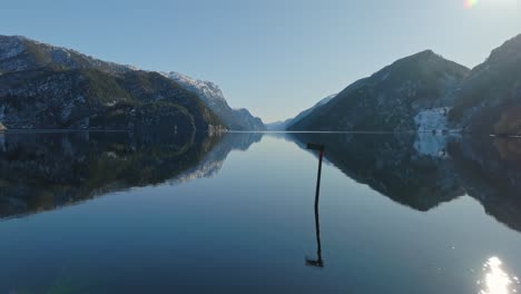 hermosa vista invernal del fiordo veafjorden, noruega