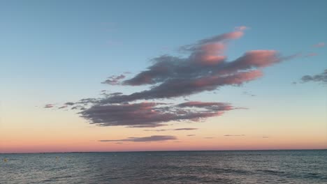 Rose-Bewölkt-Mit-Rosenhimmel-Auf-Dem-Meer-Beobachten