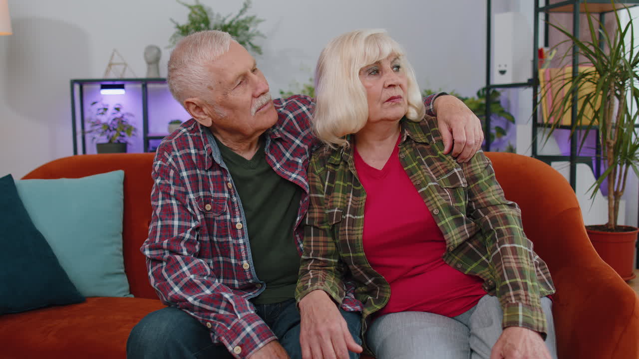 슬픈 노인 가족 부부, 할아버지, 할머니, 질병, 불안, 우울증, 기분 나, 짜증, 문제