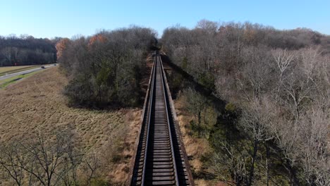 disparo aéreo empujando hacia adelante a lo largo del papa lamer caballete vías del ferrocarril en una tarde soleada en louisville kentucky