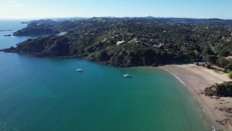 Luftaufnahme-Des-Newton-Reserve-Und-Des-Little-Oneroa-Beach-Im-Sommer