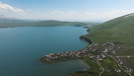 ciudad tranquila de tabatskuri ubicada en una semi-isla junto al lago de forma volcánica