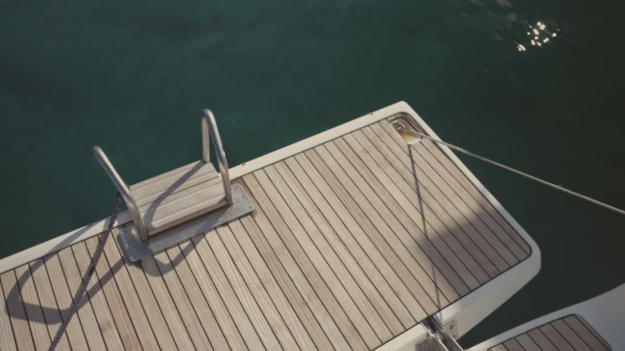 Udsigt fra en yacht til søs i Lefkada, Grækenland