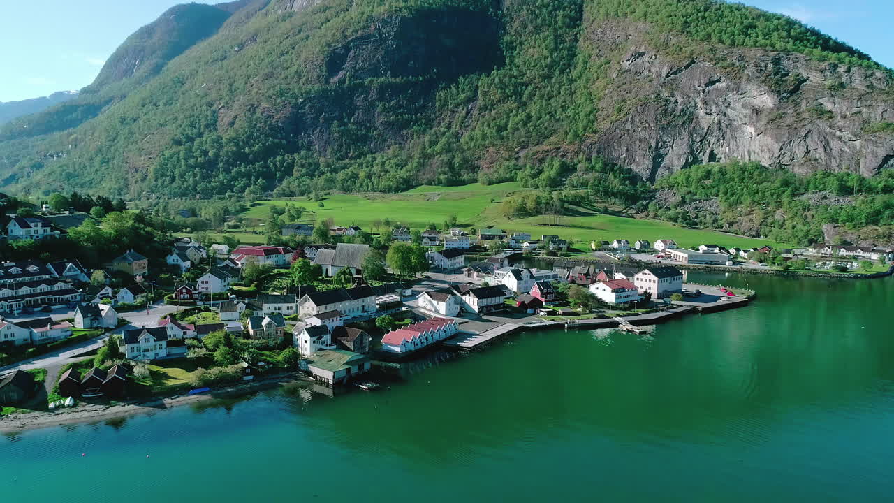 pueblo noruego en aurlandsfjord en la ciudad de aurland en noruega