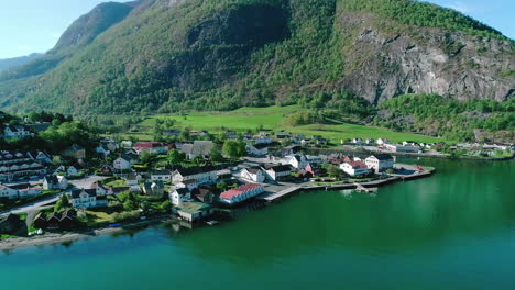 Pueblo-Noruego-En-Aurlandsfjord-En-La-Ciudad-De-Aurland-En-Noruega