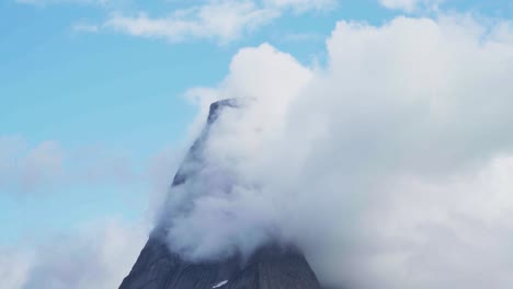 Wolken-Bedecken-Den-Ikonischen-Gipfel-Des-Berges-Stetinden-In-Nordland,-Norwegen