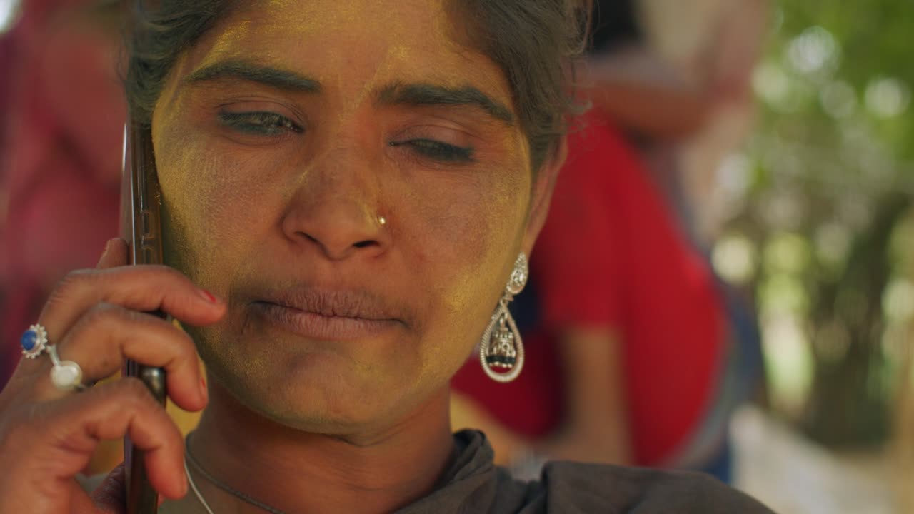 라자스탄 사람들은 인도의 색의 축제인 홀리를 축하하고 있습니다.