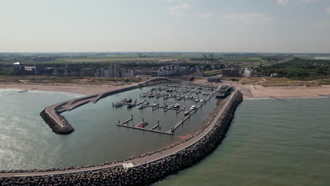 marina cadzand-bad diques durante el verano en cadzand, zelanda, países bajos