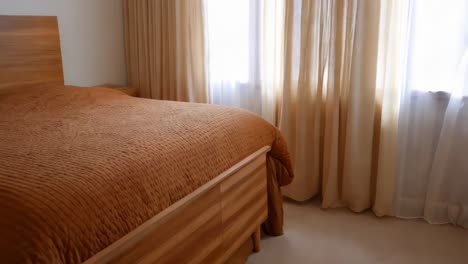 interior del dormitorio con un edredón marrón