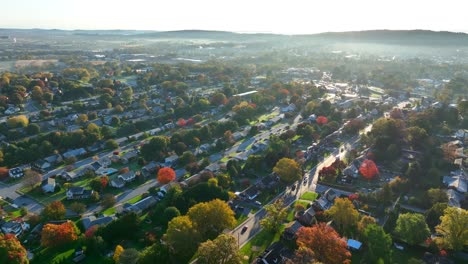 Amerikanischer-Vorort-Während-Des-Herbstsonnenaufgangs