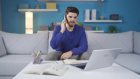 el joven empresario está frustrado por la información que recibe por teléfono en casa.