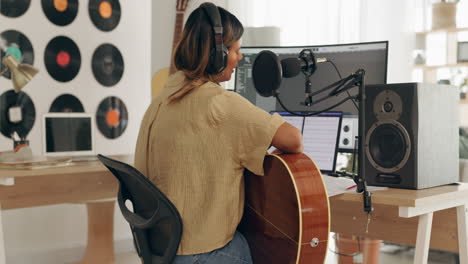 guitarra, canto y mujer grabando en un estudio