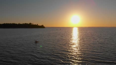 Ein-Mädchen-Fährt-Im-Paradies,-Muri-Lagune,-Rarotonga,-Cookinseln-Kajak