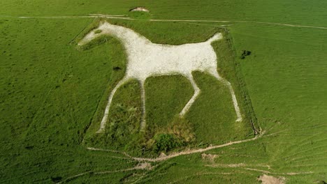 alton barnes caballo blanco icónico figura de tiza hito rural vista aérea empujar hacia la ladera