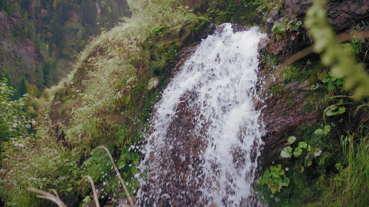 cascada en el borde rocoso