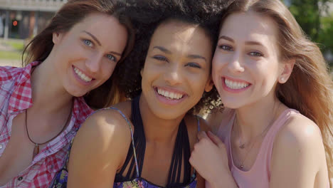 tres chicas jóvenes en un día soleado