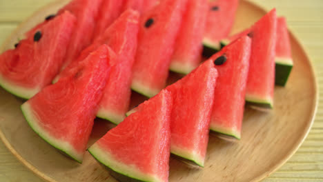 Frische-Wassermelone-Auf-Teller-Geschnitten