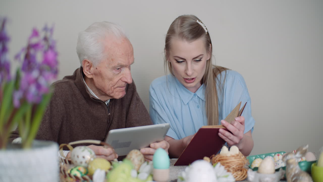 mujer joven navegando por internet con el abuelo en la tableta digital 3