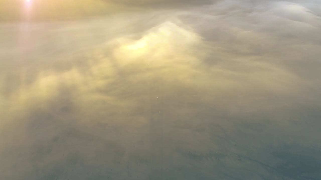 인도네시아 브로모 산의 안개를 떠올리기 위해 지프가 아래로 이동합니다.