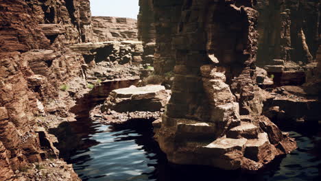 Colorado-River-Mit-Wunderschönen-Sandsteinwänden-Und-Schluchten