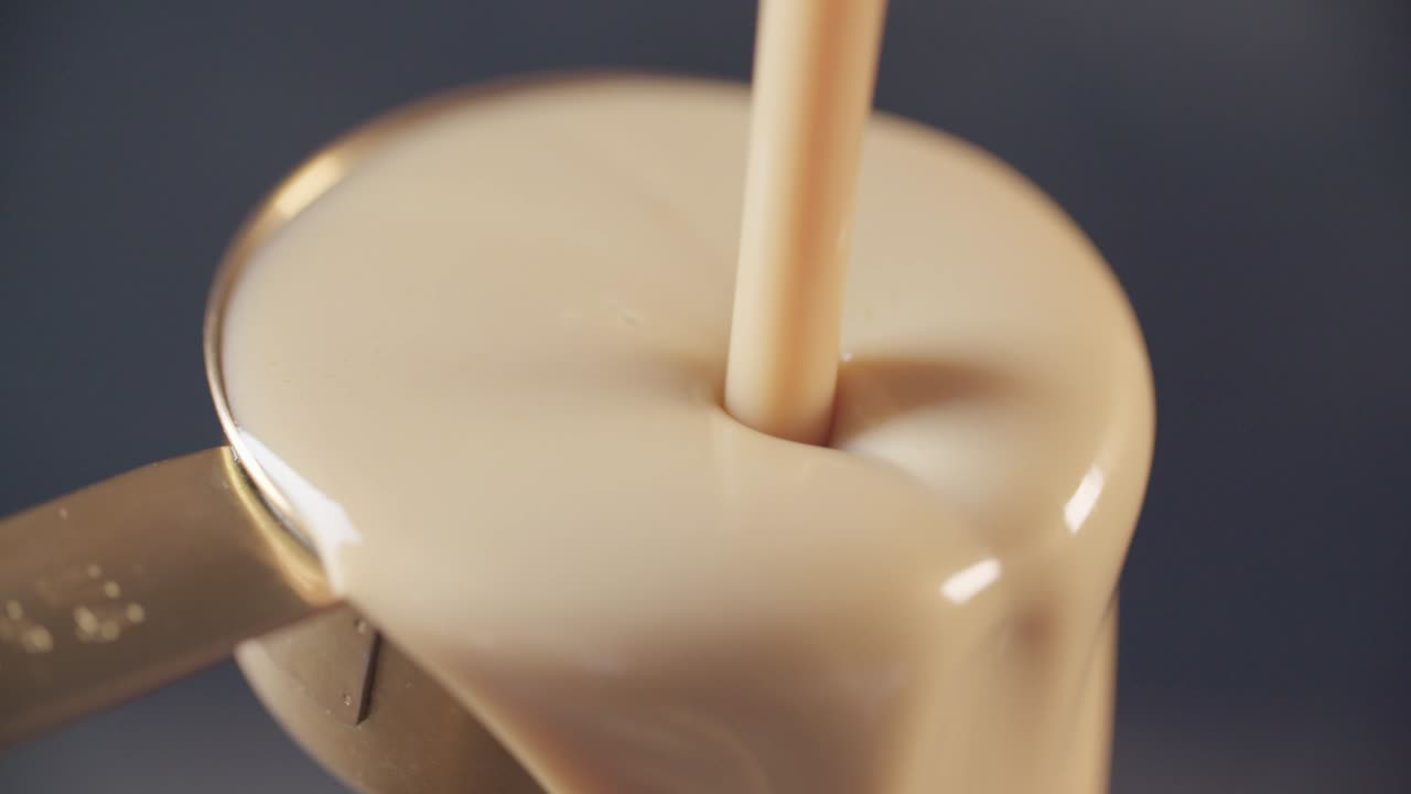 una taza de licor en cámara lenta