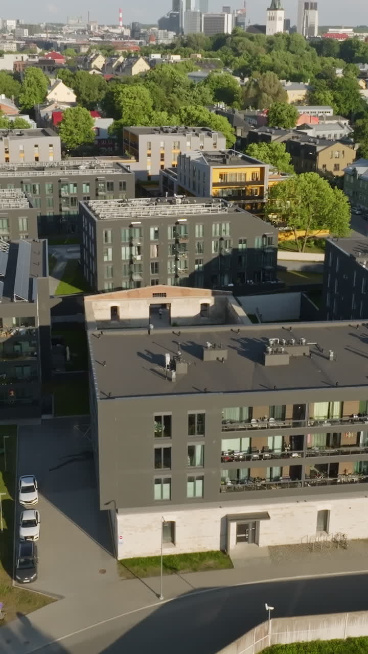 Vertikalt luftfoto foran estiske ejerlejligheder i Kalamaja-distriktet, Tallinn