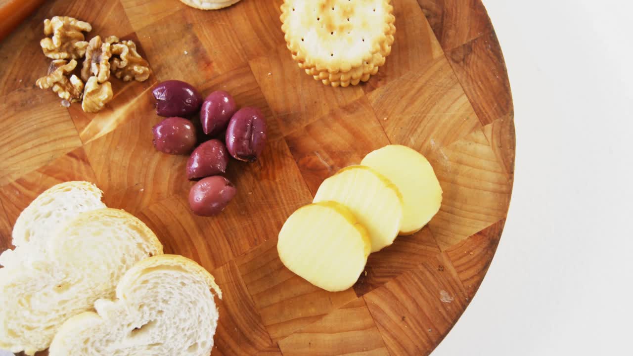 Fette di formaggio con pane, olive e cracker croccanti