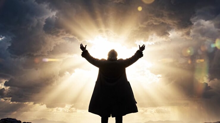 Un uomo in ammirazione sotto un cielo drammatico, che abbraccia la luce tra nuvole temporalesche scure in un momento cinematografico di riflessione e coraggio
