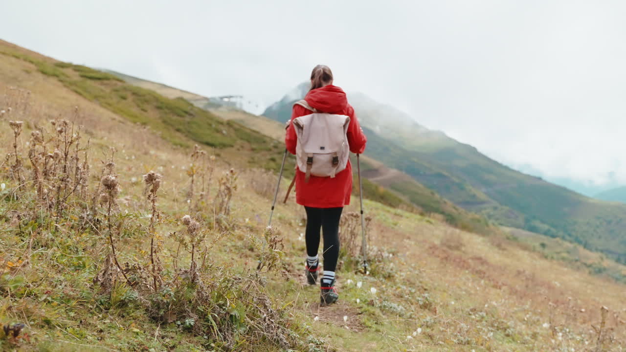 Donna che fa un'escursione in montagna