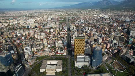 la evolución urbana de tirana revelada a través de una infraestructura magistral, armonizando las nuevas maravillas arquitectónicas con el encanto de los viejos barrios