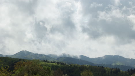 Lapso-De-Tiempo-De-Nubes-En-Movimiento-Rápido-Sobre-El-Bosque-Negro