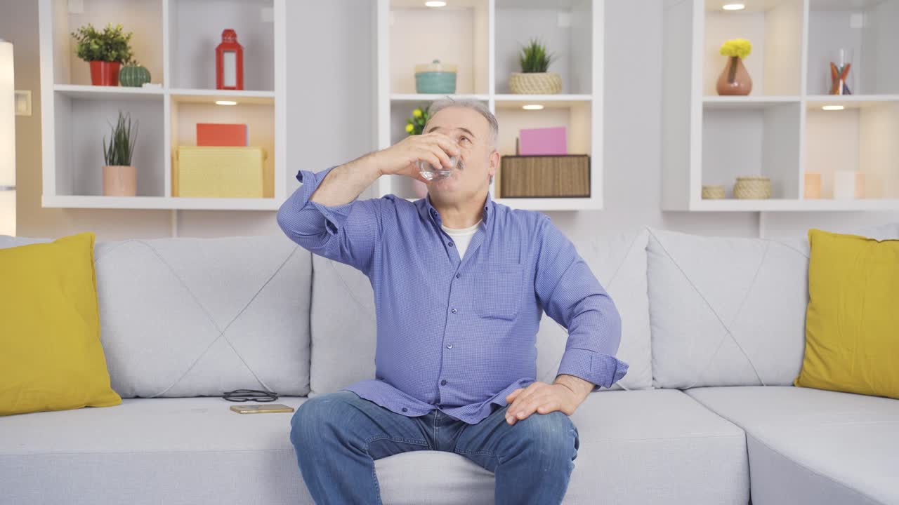 ⁇ 은이가 물을 마시고 있어요.