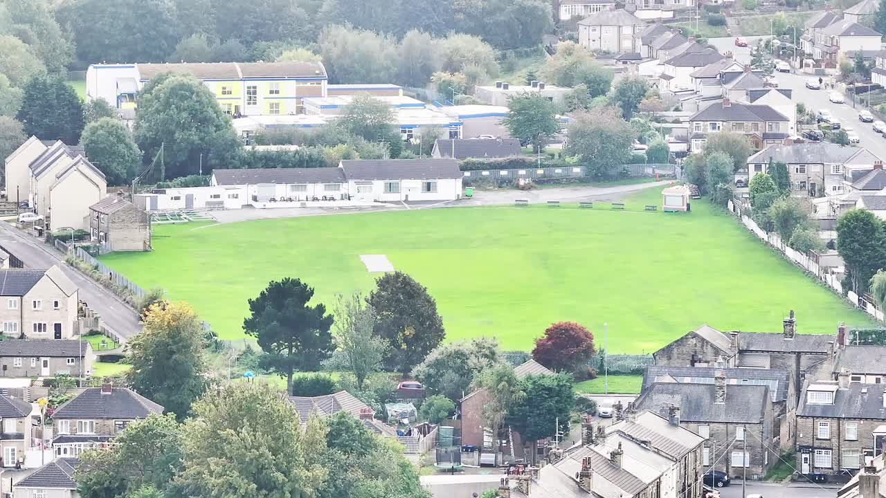 브래드포드 시티 센터 공원은 오래된 도로와 갈색 콘도 주택으로 둘러싸여 있습니다.