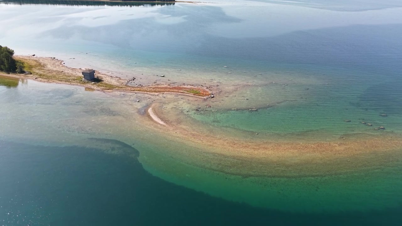 Ilmakuva erämaan rannikosta tyynillä vesillä, todennäköisesti Huronjärvi lähellä Hesseliä, Michiganissa