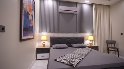 Anspruchsvolles-Schlafzimmer-Mit-Minimalistischem-Und-Modernem-Queensize-Bett
