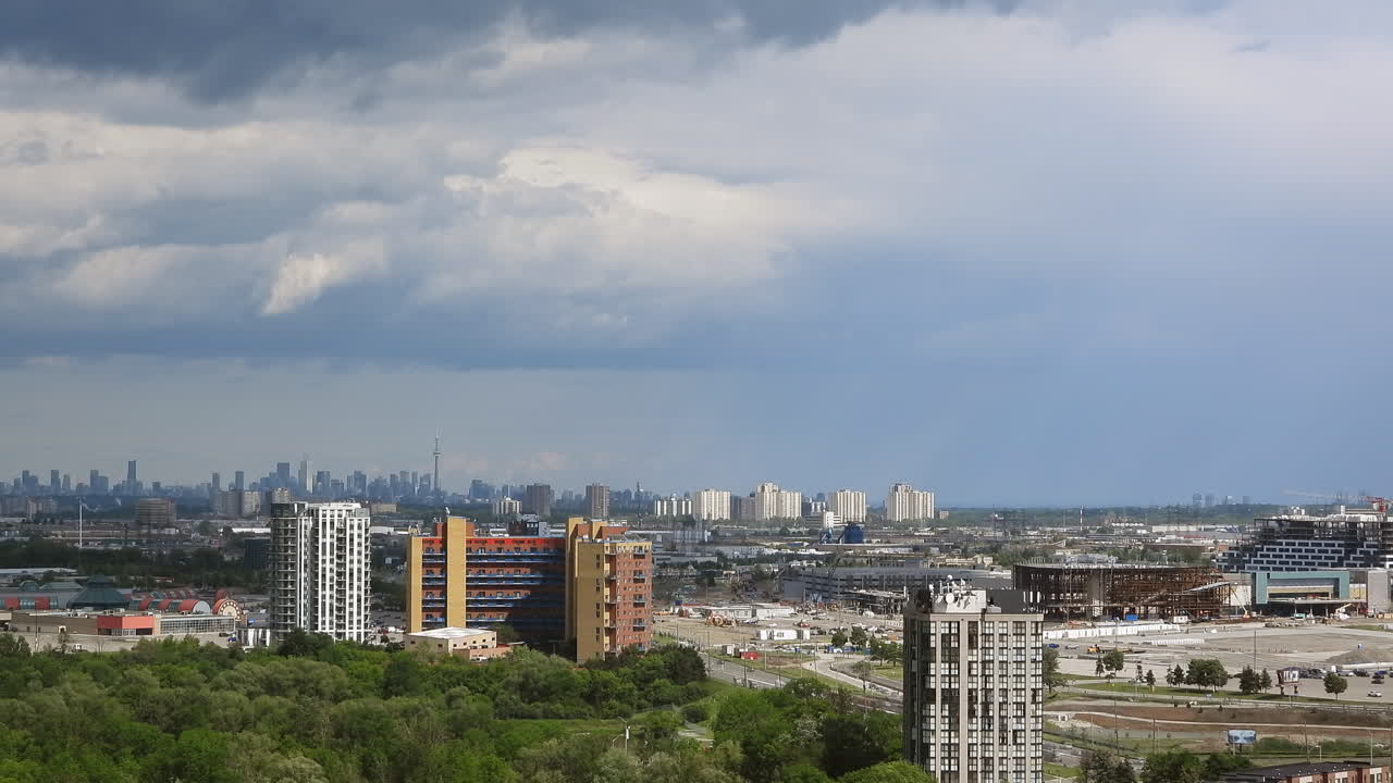 video de lapso de tiempo de la vista de la ciudad con nubes cubiertas durante el día