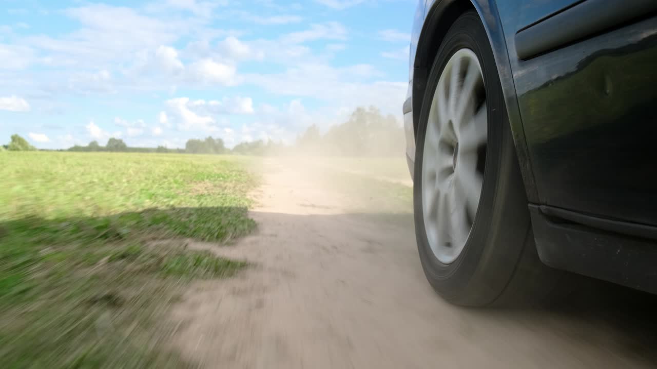 perder la rueda de un coche que se mueve a través del campo.