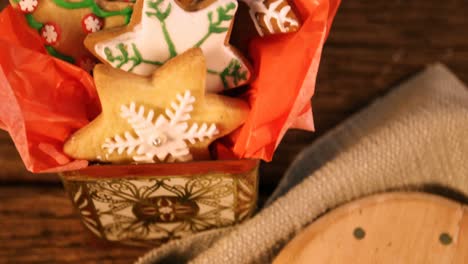 Galletas-De-Jengibre-Navideñas-Sobre-Mesa-De-Madera