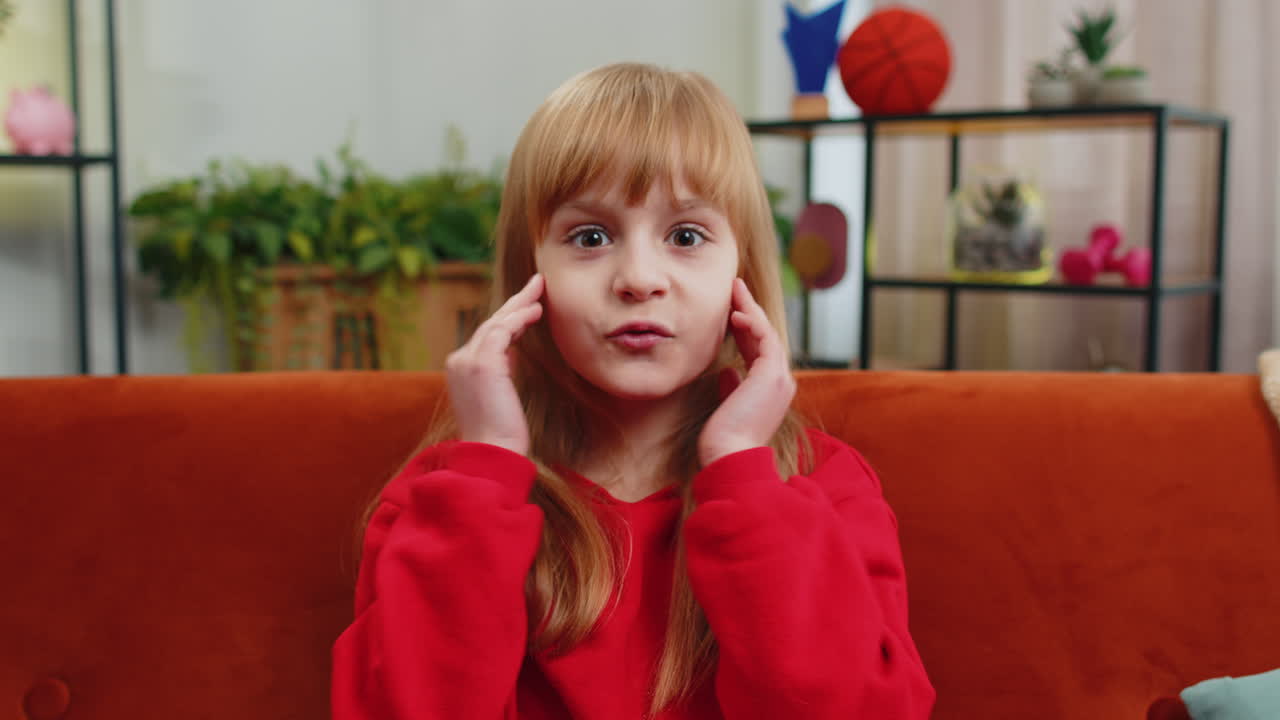 взволнованная девочка ребенок удивлен шокирован внезапной победой хорошие новости победы празднуют вау реакция