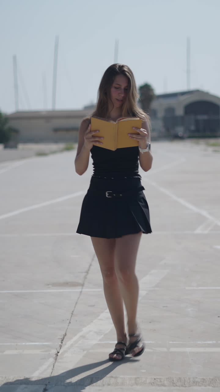 Donna che legge un libro mentre cammina all'aperto