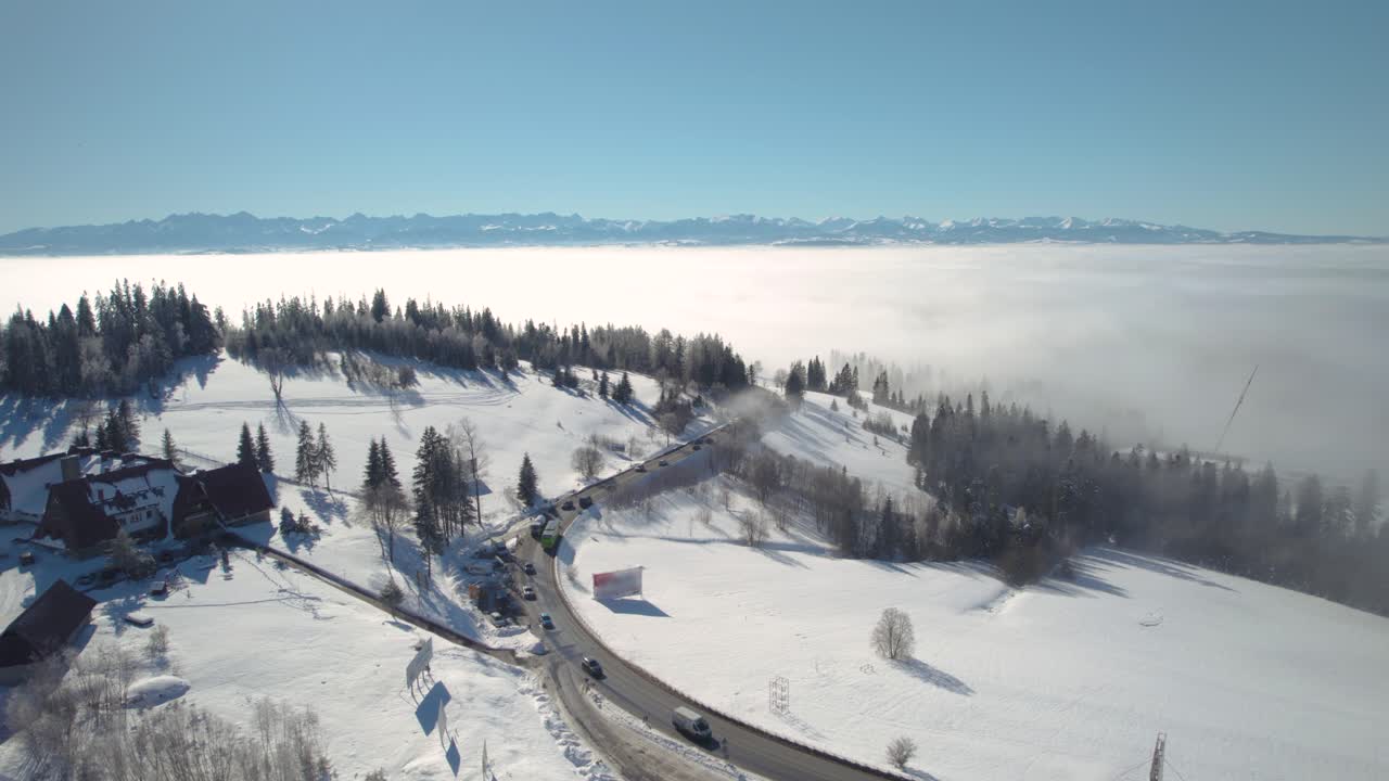 imágenes aéreas de un mar de nubes, un paisaje montañoso enorme y coches de conducción