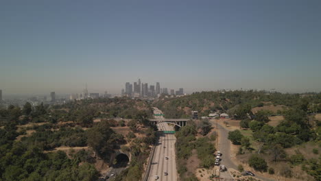 Elysian-Park-In-Los-Angeles---Blick-Auf-Die-Autobahn