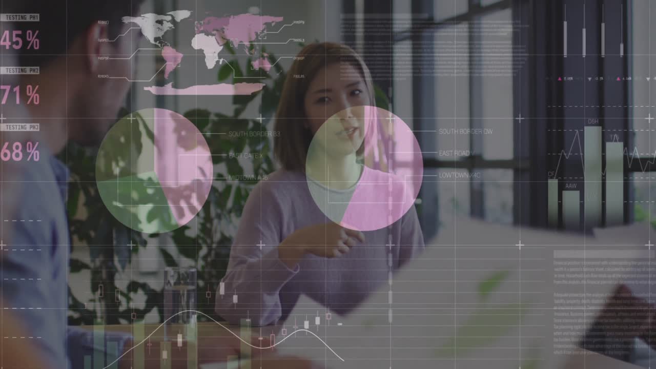 Animazione di elaborazione dati su diversi professionisti durante una riunione.