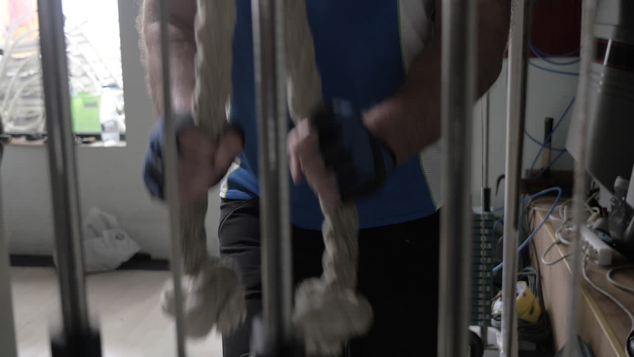 운동 기계 에서 운동 하는 사람