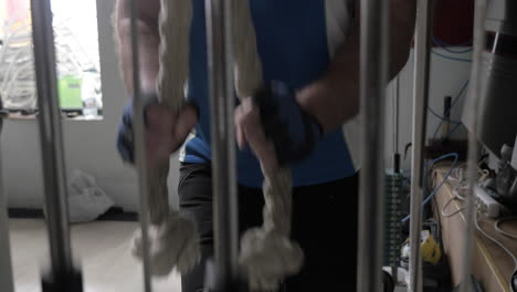 hombre trabajando en una máquina de ejercicio