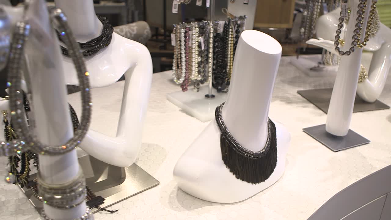 демонстрация элитных аксессуаров в ювелирном магазине