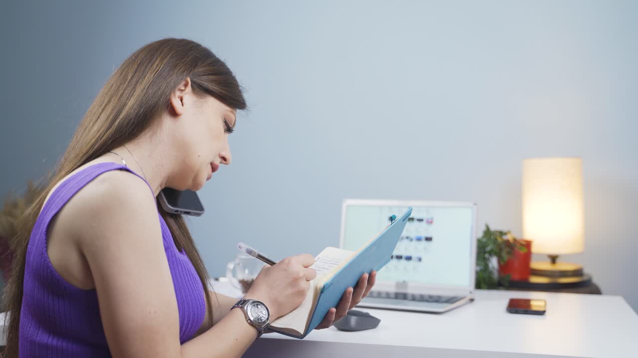 mujer vendiendo productos en línea tomando pedidos por teléfono.